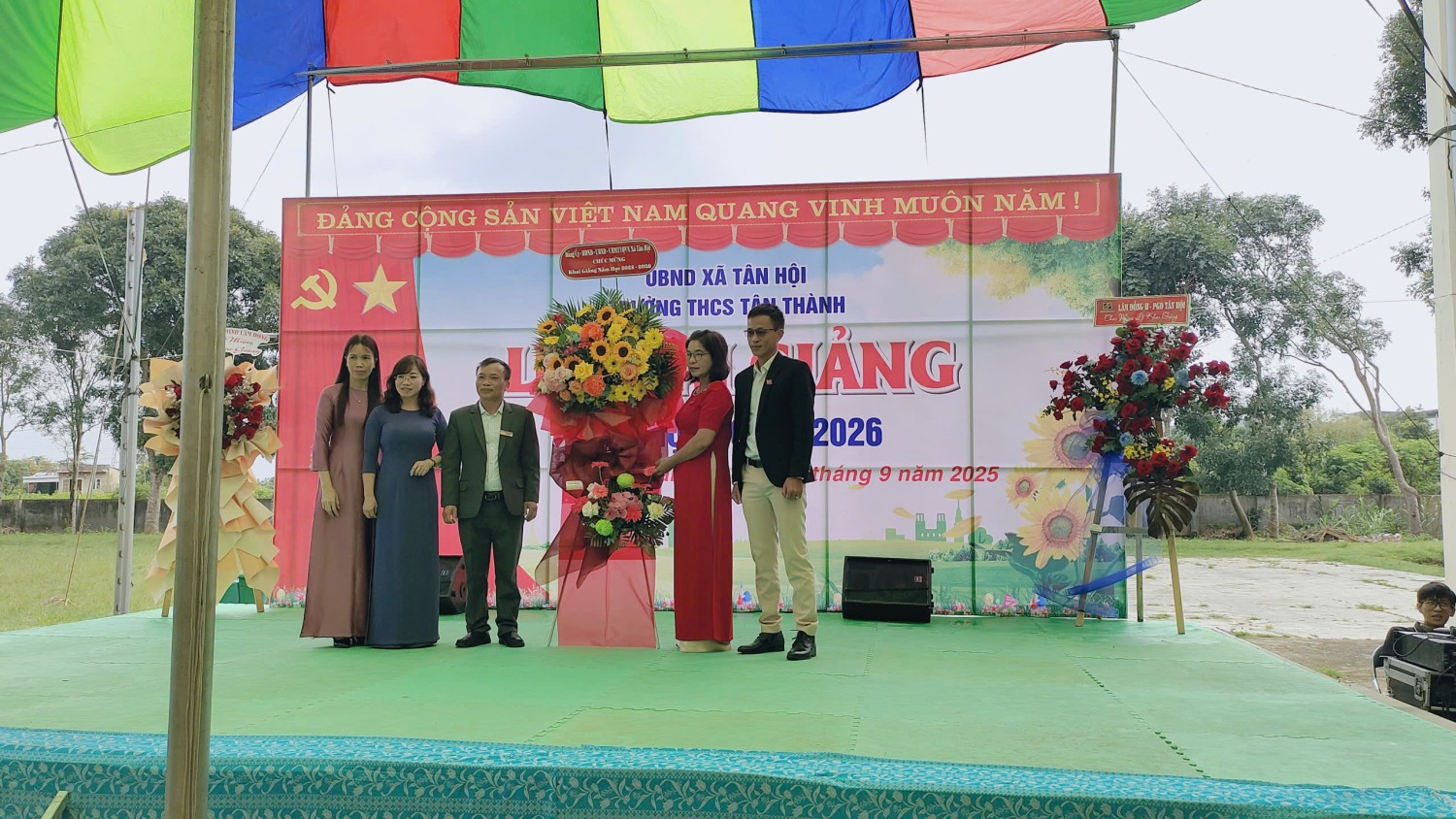 Đảng Ủy -HĐND-UBND-UBMTTQVN xã Tân Hội gửi lãng hoa chúc mừng khai giảng