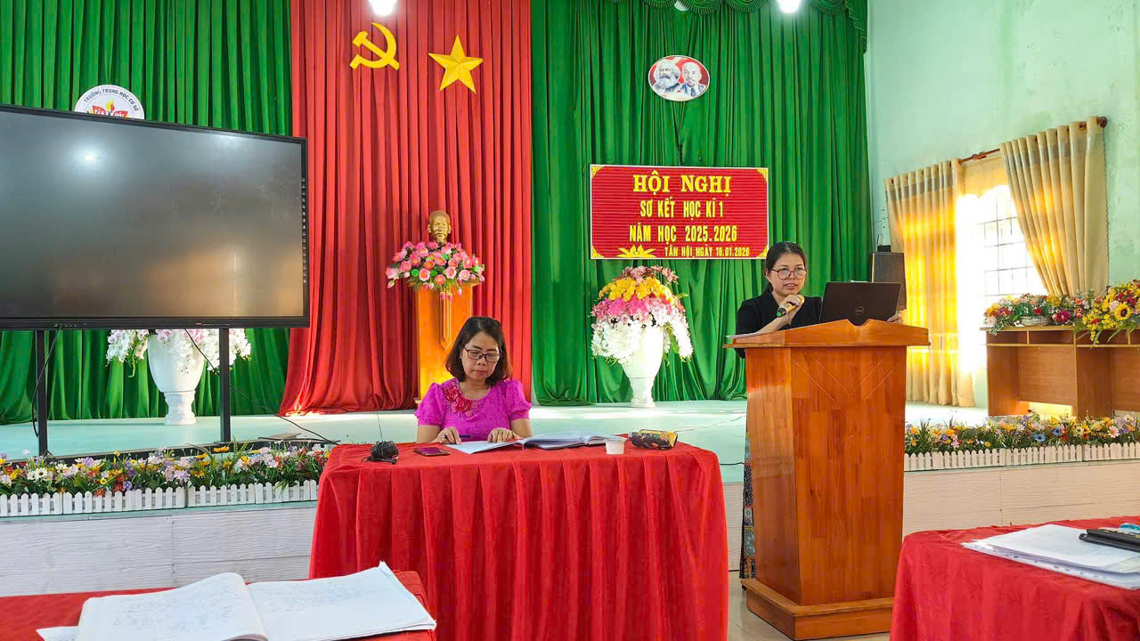 Ban giám hiệu phát biểu