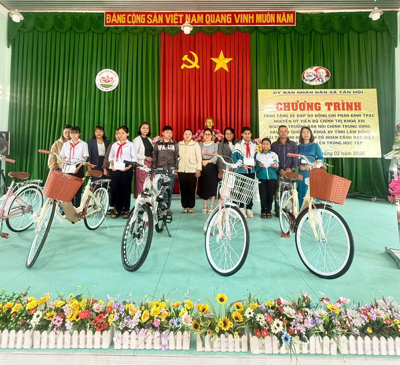 CHƯƠNG TRÌNH TRAO TẶNG XE ĐẠP DO ĐỒNG CHÍ PHAN ĐÌNH TRẠC, NGUYÊN ỦY VIÊN BỘ CHÍNH TRỊ KHOÁ XIII, NGUYÊN TRƯỞNG BAN NỘI CHÍNH TRUNG ƯƠNG, ĐẠI BIỂU QUỐC HỘI KHOÁ XV TỈNH LÂM ĐỒNG TÀI TRỢ CHO HS CÓ HOÀN CẢNH ĐẶC BIỆT KHÓ KHĂN VƯƠN LÊN TRONG HỌC TẬP